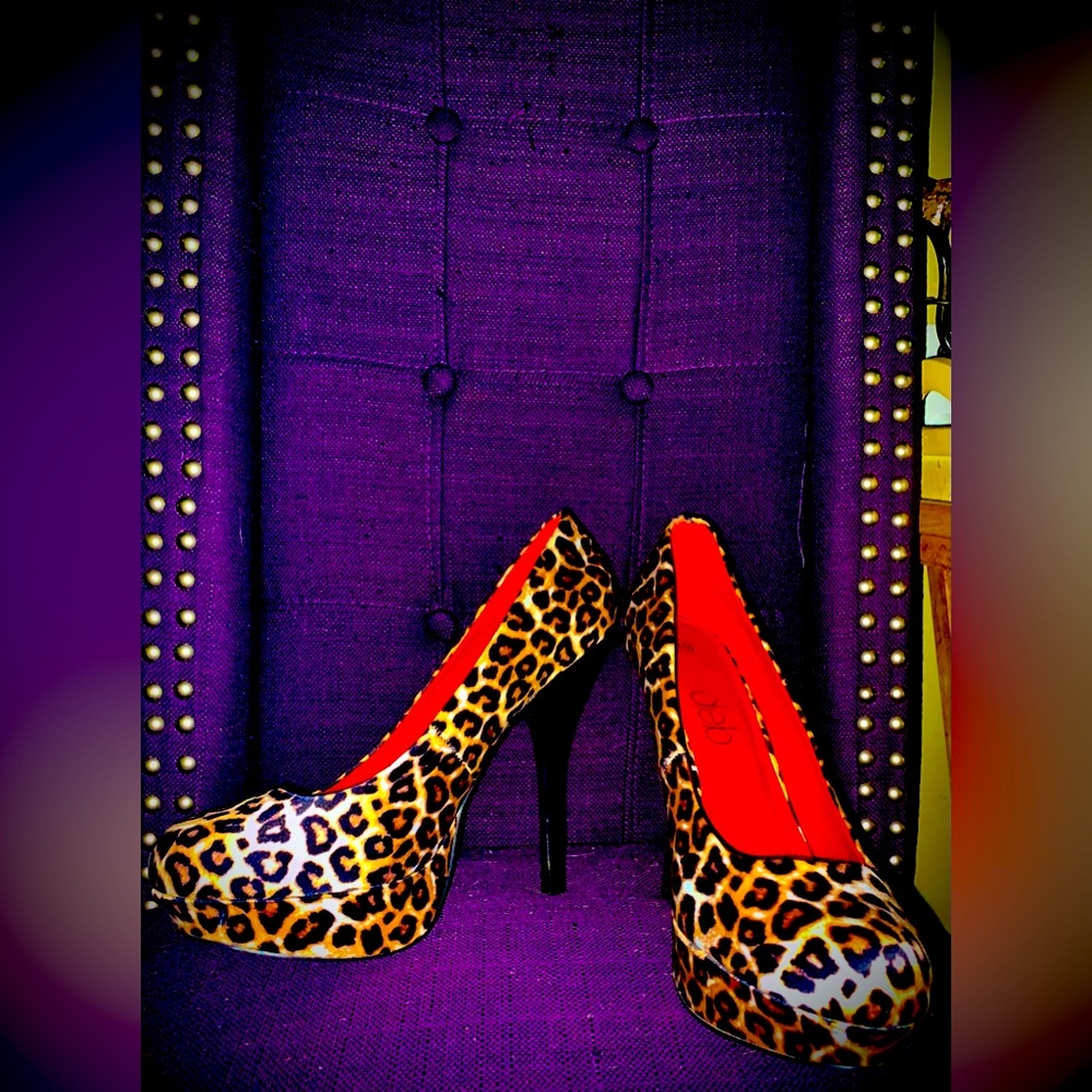 Deb high heel print size 10 clean well shaped and very comfortable